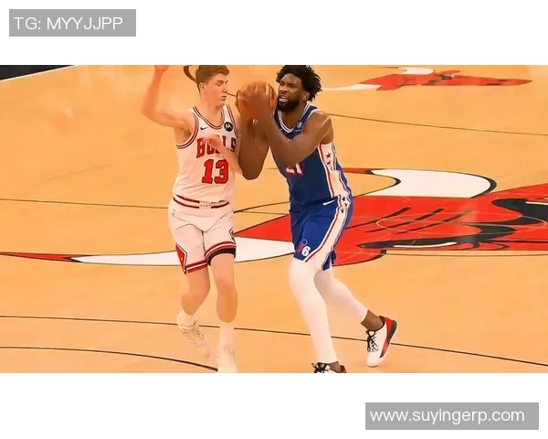 恩比德神秘举动：解说席后突然摸奥布莱恩杯，篮球迷纷纷猜测动机